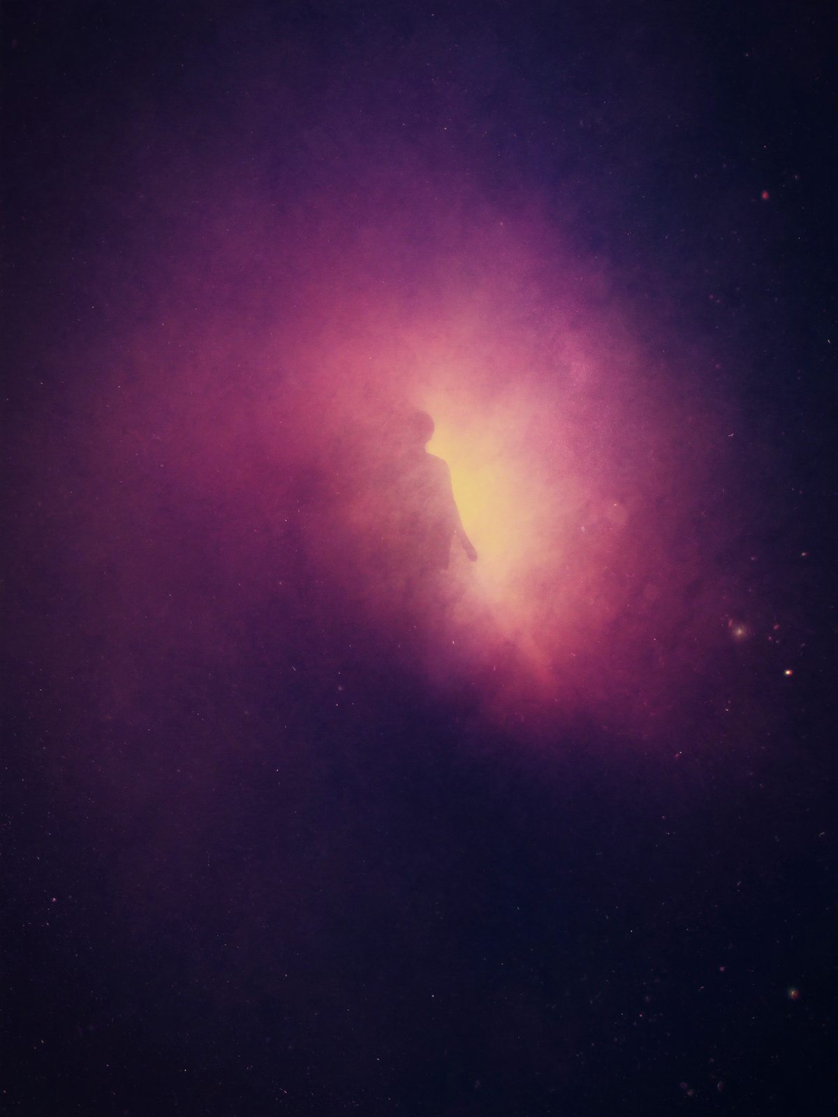 Silhouette de lumière dans un nuage cosmique rose