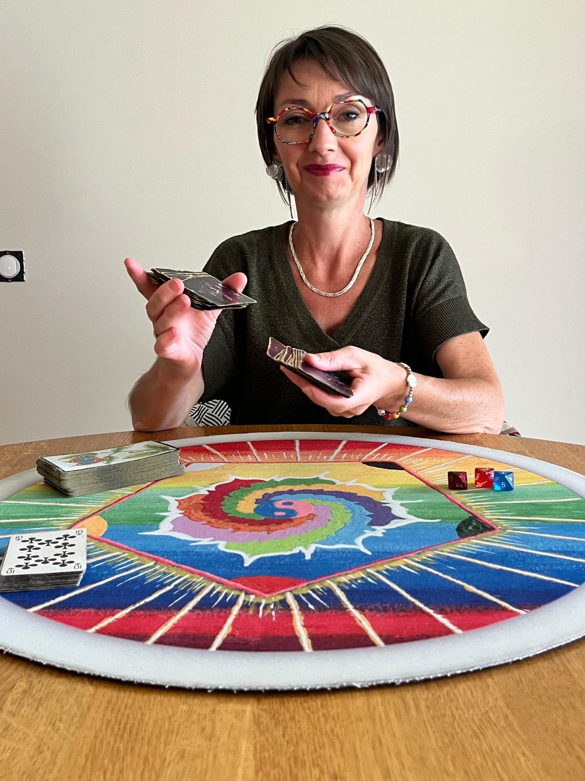Cartes posées sur le tapis peint d'Émilie Haras pendant une consultation