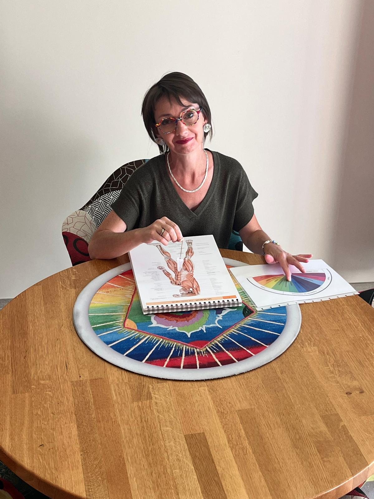 Émilie Haras consultant sa planche et sa roue chromatique